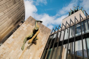 Tyne UK 'deki Newcastle: 8 Kasım 2025: Nehir Tanrısı Tyne heykeli güneşli bir günde Newcastle Şehir Merkezi' ne yakın