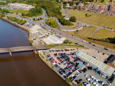 Tyne UK 'deki Newcastle: 15 Ağustos 2025: Scotswood yolu sanayi bölgesinde büyük bir açık hava araba galerisi. Newcastle 'da Tyne nehrinin yanında İHA görüntüsü