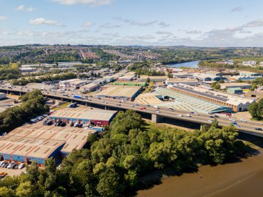 Tyne UK 'de Blaydon: 15 Ağustos 2025: Blaydon Endüstriyel Malikânesi, A1 otoyol geçişi ile yeşillikler arasında çeşitli depoların ve ticari birimlerin yer aldığı