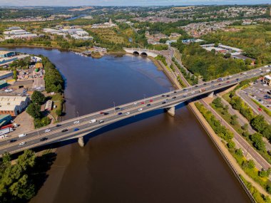 Tyne UK 'deki Newcastle: 15 Ağustos 2025: Arka planda Newburn Business Park ve Tyne Nehri' ni geçen A1 otoyolunun insansız hava aracı görüntüsü