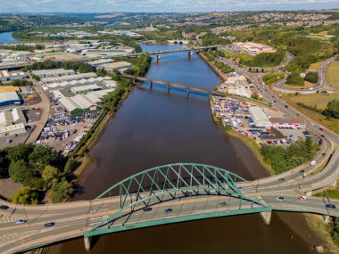 Tyne UK 'deki Newcastle: 15 Ağustos 2025: Scotswood Köprüsü' nün insansız hava aracı görüntüsü Newcastle 'daki Tyne Nehri' ni geçiyor