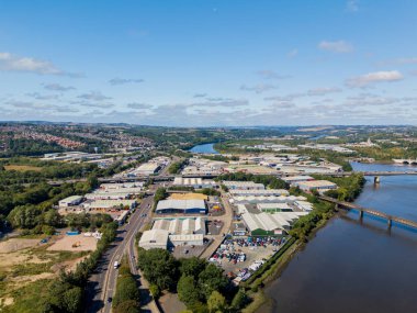 Tyne UK 'de Blaydon: 15 Ağustos 2025: Blaydon Endüstriyel Malikânesi, yeşillikler arasında çeşitli depo ve ticari birimlerin yer aldığı