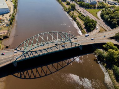 Tyne UK 'deki Newcastle: 15 Ağustos 2025: Scotswood Köprüsü' nün insansız hava aracı görüntüsü Newcastle 'daki Tyne Nehri' ni A1 ve blaydon endüstriyel arazisiyle geçiyor