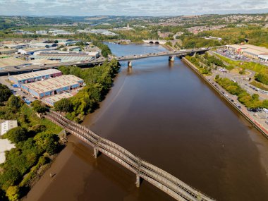 Blaydon on Tyne UK: 15 Ağustos 2025: Blaydon Industrial Estate, birçok depo ve Scotswood demiryolu köprüsünün geçtiği yer