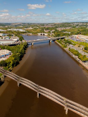 Blaydon on Tyne UK: 15 Ağustos 2025: Blaydon Industrial Estate, birçok depo ve Scotswood demiryolu köprüsünün geçtiği yer