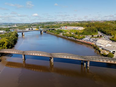Tyne UK 'deki Newcastle: 15 Ağustos 2025: kullanılmayan Scotswood Demiryolu Köprüsü' nün insansız hava aracı görüntüsü Newcastle 'daki Tyne Nehri' ni A1 ve blaydon sanayi arazileri ile geçti