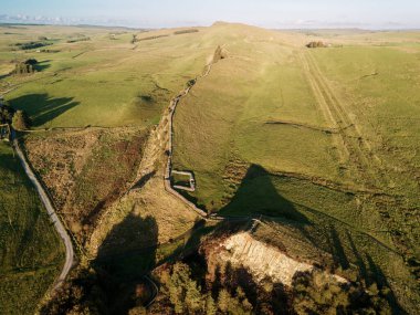 Northumberland UK: 25 Eylül 2025: Northumberland 'daki Hadrian Duvarı yakınlarındaki Cawfield taş ocağının insansız hava aracı görüntüsü. Roma Duvarı ve Kilometre Şatosu