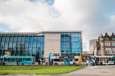 Newcastle on Tyne UK: 8 Kasım 2025: Newcastle Üniversitesi yakınlarındaki insanlar Tyne üzerine yürür. Posta Otobüsleri park halinde.