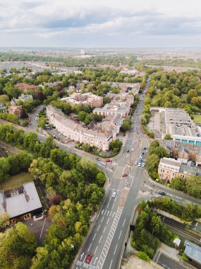 Newcastle on Tyne: 8 Ağustos 2025 Jesmond Road ve Metro İstasyonu 'nun insansız hava aracı görüntüsü. Newcastle ufuk çizgisinin batısı