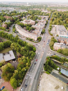 Newcastle on Tyne: 8 Ağustos 2025 Jesmond Road ve Metro İstasyonu 'nun insansız hava aracı görüntüsü. Newcastle ufuk çizgisinin batısı