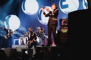 Glasgow İskoçya: 26 Kasım 2025: The Hives grubu Glasgow 'daki O2 Akademisi' nde konser verdi. Howlin Pelle Almqvist ve Nicholaus Kundakçılık