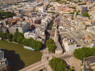 Bristol UK: 28 Haziran 2025: Bristol UK 'de su yolu hizasında binaları olan Feeder Canal. Kanalda tekneler var. Şehir manzarası arka planda uzanır.