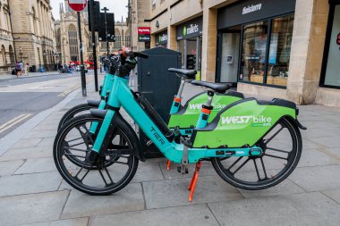Bath England: 27 Temmuz 2025: E bisiklet kiralama istasyonu Bath, İngiltere 'de park edilmiş bisikletler kullanıma hazır. Batı Motorsikleti Dott