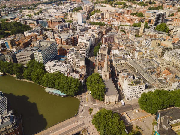Bristol UK: 28 Haziran 2025: Bristol UK 'de su yolu hizasında binaları olan Feeder Canal. Kanalda tekneler var. Şehir manzarası arka planda uzanır.