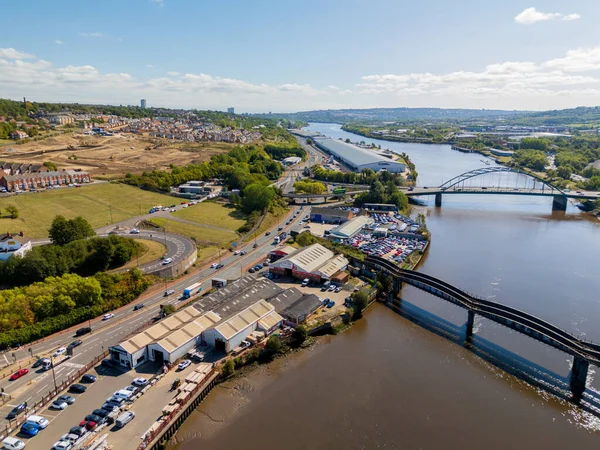 Tyne UK 'deki Newcastle: 15 Ağustos 2025: Scotswood kavşağı ve Elswick kavşağı açık bir günde trafik ve inşaat faaliyetlerini gösteriyor