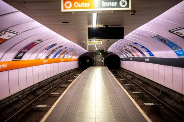Glasgow İskoçya: 26 Kasım 2025: Glasgow metrosu (saat turuncusu) Kinning Park istasyonu Glasgow 'da küçük bir metro istasyonu gösteriyor