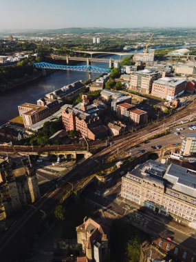 Tyne 'daki Newcastle: 17 Ağustos 2025: Şafak vakti Tyne Nehri üzerindeki köprülerin insansız hava aracı görüntüsü