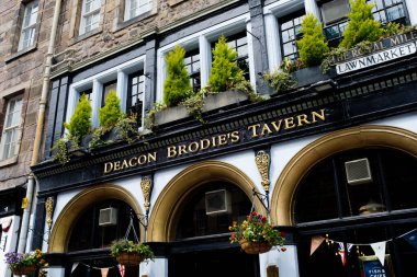 Edinburgh İskoçya: 9 Haziran 2022: Deacon Brodie 'nin Tavernası Royal Mile' da geleneksel bir İskoç barı