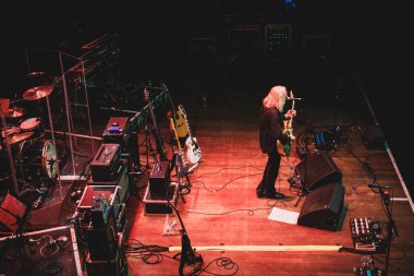 Newcastle on Tyne: 18 Aralık 2025: Martin McAloon (Prefab Sprout grubundan) O2 Newcastle City Hall 'da sahneye çıkar ve bir konser sırasında izleyicilere gitar çalar ve şarkı söyler.