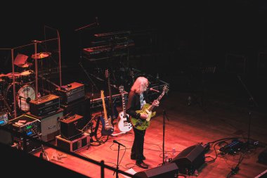 Newcastle on Tyne: 18 Aralık 2025: Martin McAloon (Prefab Sprout grubundan) O2 Newcastle City Hall 'da sahneye çıkar ve bir konser sırasında izleyicilere gitar çalar ve şarkı söyler.