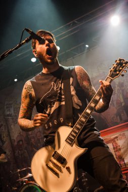 Newcastle on Tyne UK: 23 Kasım 2014: Neil Westfall, Newcastle O2 Akademisi 'nde A Day To Remember ile verdiği konserde gitarıyla sahneye çıktı.