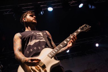 Newcastle on Tyne UK: 23 Kasım 2014: Neil Westfall, Newcastle O2 Akademisi 'nde A Day To Remember ile verdiği konserde gitarıyla sahneye çıktı.