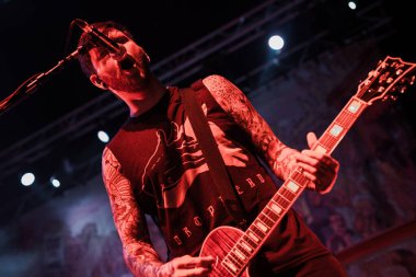 Newcastle on Tyne UK: 23 Kasım 2014: Neil Westfall, Newcastle O2 Akademisi 'nde A Day To Remember ile verdiği konserde gitarıyla sahneye çıktı.