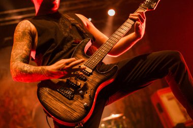 Newcastle on Tyne UK: 23 Kasım 2014: Kevin Skaff 'ın Suhr gitarını Newcastle O2 Akademisi' nde A Day to Remember ile kapatın