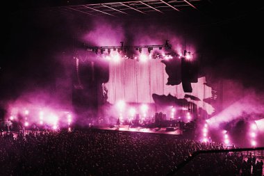 Glasgow İskoçya: 27 Kasım 2025: Kanlı Sevgililer Günü oyunum büyük bir kalabalığa. Parlak ışıklar ve sisle dolu gürültülü müzik mekanı destansı bir atmosfer yaratıyor.