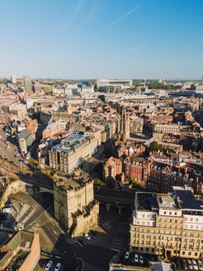 Newcastle on Tyne: 17 Ağustos 2025: İnsansız hava aracı Newcastle Upton Tyne şehir silueti ve şafak vakti tarihi mimariyi gösteriyor