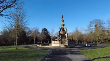 Glasgow İskoçya: 8 Ocak 2025: Güneşli kış gününde Kelvingrove Park 'taki Stewart Memorial Fountain