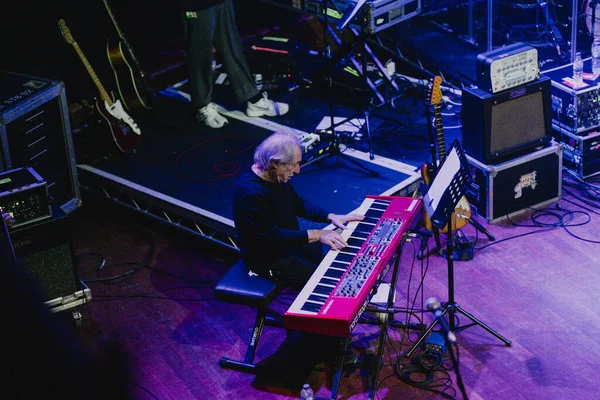 Newcastle on Tyne: 18 Aralık 2025: Lol Creme, The Trevor Horn Band ile birlikte O2 City Hall Newcastle 'da konser verir.