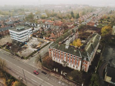 Newcastle İngiltere: 17 Ağustos 2025: Westgate Road polis karakolu yenileme çalışmaları. Sessiz bir sabahta insansız hava aracı bakış açısı