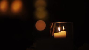 Cam bir kavanozda el yapımı bir mum ışığı (şenlikli ya da dini))