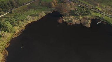 Northumberland: 16 Kasım 2025: İnsansız hava aracı Langley Barajı 'nı tarlalar ve kırsal kesimde küçük balıkçı tekneleri olan yollarla çevrili olarak görüyor