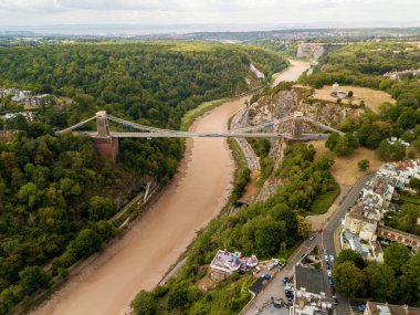 Bristol UK: 28 Temmuz 2025: Avon Nehri üzerinde iskelesi olan Clifton Askı Köprüsü 'nün insansız hava aracı görüntüsü (Avon Gorge)