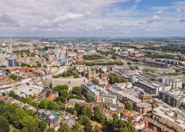 Bristol England: 28 Temmuz 2025: Avon nehri boyunca tarihi binalarla çevrili Bristol limanının insansız hava aracı görüntüsü