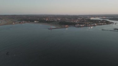 Tynemouth UK: 16 Ağustos 2025: Güney Kalkanları ve Kuzey Kalkanları 'nın güzel günbatımı manzarası, Tyne nehri boyunca Tynemouth sakin sular ve nakliye mirasıyla