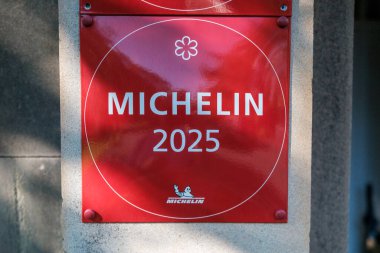 Cumbria UK: 25 Eylül 2025: Michelin ödülleri bir kentteki bir restoranın önünde sergileniyor
