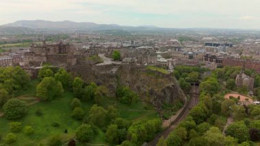 Edinburgh İskoçya: 18 Mayıs 2025: Edinburgh Şatosu insansız hava aracı görüntüsü. Edinburgh Şatosu yemyeşil ve tarihi mekanı keşfeden ziyaretçilerle dolup taşıyor.