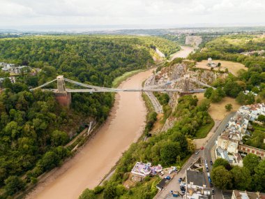 Bristol UK: 28 Temmuz 2025: Avon Nehri üzerinde iskelesi olan Clifton Askı Köprüsü 'nün insansız hava aracı görüntüsü (Avon Gorge)