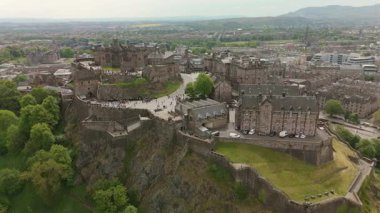 Edinburgh İskoçya: 18 Mayıs 2025: Edinburgh Şatosu insansız hava aracı görüntüsü. Edinburgh Şatosu yemyeşil ve tarihi mekanı keşfeden ziyaretçilerle dolup taşıyor.