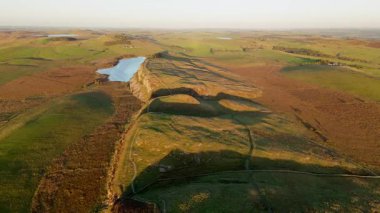 Northumberland UK: 25 Eylül 2025 Çelik Rigg ve Hadrian Duvarı yakınlarındaki Crag Lough Gölü