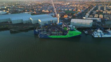 Blyth Northumberland UK: 31 Aralık 2025: Donanma 78 04 ve 86 03 gemi şafakta Blyth Limanı 'na yanaşırken kargo operasyonları devam ediyor