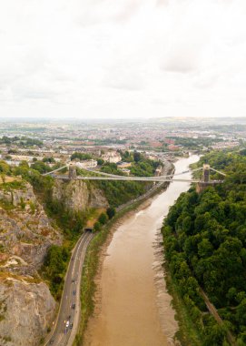 Bristol UK: 28 Temmuz 2025: Avon Nehri üzerindeki Clifton Asma Köprüsü 'nün insansız hava aracı görüntüsü