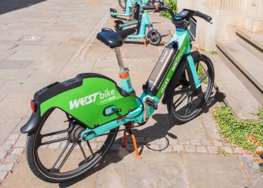 Bristol UK: 28 Temmuz 2025: Bristol, İngiltere 'deki E bisiklet kiralama istasyonu. Batı Motorsikleti Dott