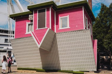 Bristol İngiltere: 28 Haziran 2025: Bristol 'deki Down House Bristol ve dönme dolap eğlence ve keşif için ziyaretçi getiriyor