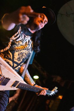 Newcastle on Tyne UK: 14.02.2015: Mikey Doling, The Cluny 'deki canlı konserde Gibson Flying V ile yeteneğini sergilemiştir.