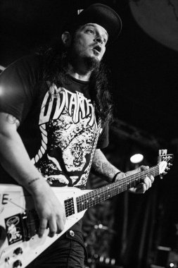 Newcastle on Tyne UK: 14.02.2015: Mikey Doling, The Cluny 'deki canlı konserde Gibson Flying V ile yeteneğini sergilemiştir.