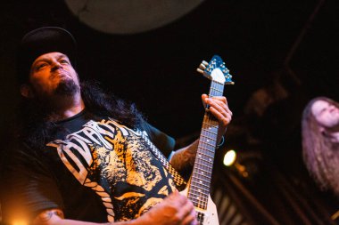 Newcastle on Tyne UK: 14.02.2015: Mikey Doling, The Cluny 'deki canlı konserde Gibson Flying V ile yeteneğini sergilemiştir.